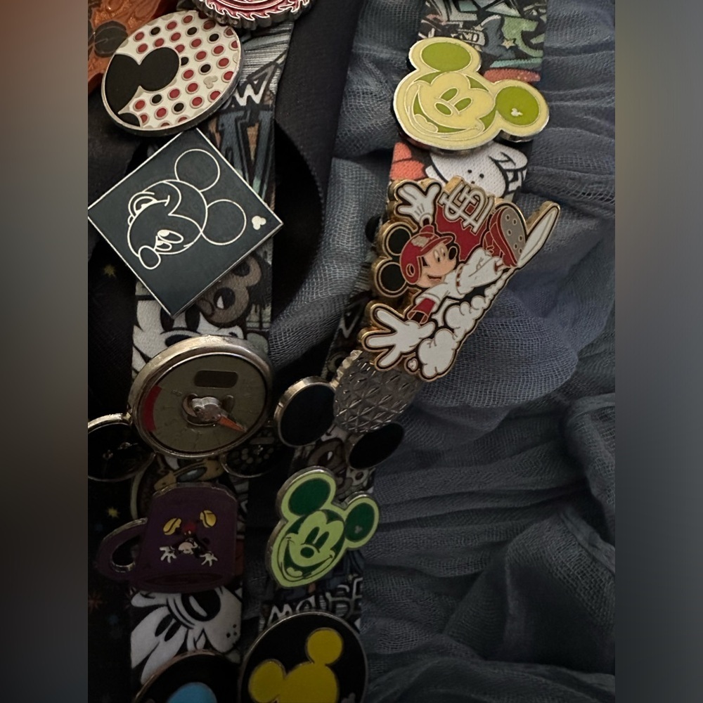 Disney Laynards with pins ~ Great reseller bundle!! - Picture 8 of 8